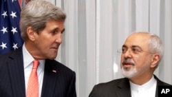 美國國務卿克里（左）和伊朗外長扎里夫。（資料圖片）
