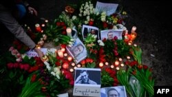 2024 年2 月16 日，克里姆林宮最著名的批評家阿列克謝·納瓦爾尼(Alexei Navalny) 在北極圈內監獄去世的消息公佈後，俄羅斯駐柏林大使館前的紀念碑前擺放著鮮花和蠟燭。