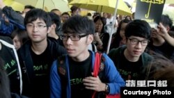 學聯三代表在香港國際機場（蘋果日報圖片）