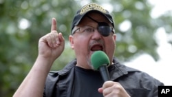 資料照片：“誓言守護者”的創始人斯圖亞特·羅茲在華盛頓白宮外的集會上發表講話。 (2017年6月25日)