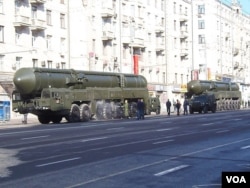 2012年勝利日紅場閱兵前彩排時，在莫斯科街頭的白楊-M洲際戰略導彈。 （美國之音白樺拍攝）