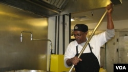 华盛顿中央厨房的格雷戈里.琼斯每天做饭(美国之音斯格布尔拍摄)