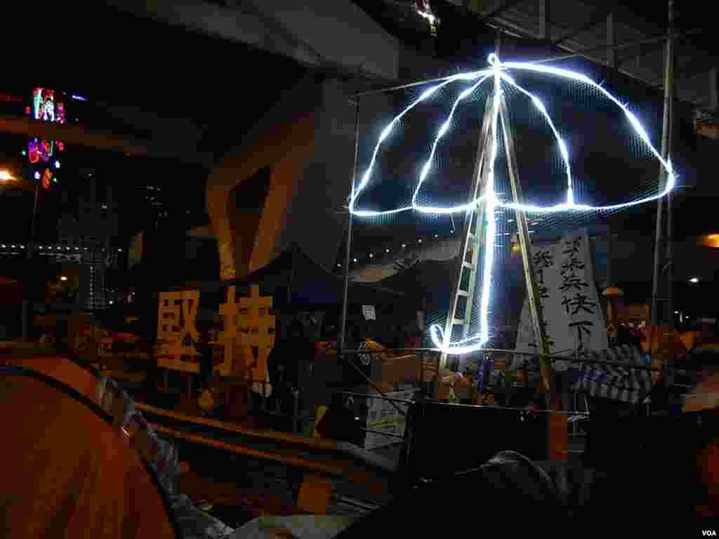 金鐘佔領區內的螢光雨傘標誌 