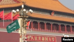 在沙特阿拉伯王储默罕默德·本·萨勒曼抵达北京访问前北京天安门前飘扬着中国和沙特阿拉伯国旗（2019年2月21日）