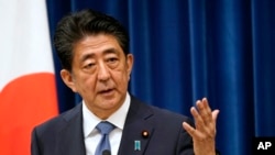 資料照：日本前首相安倍晉三在記者會上（2020年8月28日 美聯社）