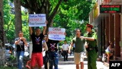 进行抗议示威的活动人士在河内高举支持仲裁的标语（2016年7月17日）。