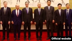 美国贸易代表团成员和中国官员在北京合影，左起：美国贸易代表罗伯特·莱特希泽，美国商务部长威尔伯·罗斯，美国财政部长史蒂文·努钦，中国副总理刘鹤。右起第一人为中国人民银行行长易纲。（2018年5月3日或4日，美国驻华大使馆网站图片））