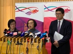 香港食物及衛生局局長陳肇始（中）召開記者會公佈，香港發現首宗武漢新型冠狀病毒肺炎高度懷疑個案。（美國之音湯惠芸攝）