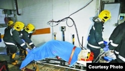 澳門救援人員在恒德大廈地庫停車場再發現一名死者 (蘋果日報圖片)