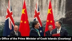 在庫克群島總理馬克·布朗（左一）與中國總理李強的注視下，庫克群島外交和移民部副部長圖卡卡·阿瑪（左二）和中國自然資源部長關志鷗簽署了協議。 （2025年2月14日）