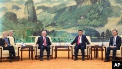 中國主席習近平和美國國務卿蒂勒森在北京人民大會堂會晤（2017年3月19日）。左起第一人為美國國務卿辦公室主任瑪格麗特·彼得林，右起第一人為中國國務委員楊潔篪。