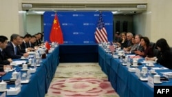 美國商務部長吉娜·雷蒙多(Gina Raimondo 右二)在北京與中國商務部長王文濤（左二）舉行雙邊會談。（2023年8月28日）