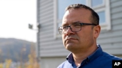 资料照片：2022年5月8日，维吾尔语言学家阿不都外力·阿尤普在挪威卑尔根的自家院子里。