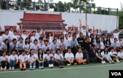 支聯會今年6月初舉辦學生體驗營，曾參與1989年六四民運的中國民運人士方政(坐輪椅者)到場，與香港學生分享當年經驗(美國之音湯惠芸)