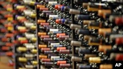 ທຸລະກິດເຄື່ອງດື່ມທາດເຫຼົ້າກຳລັງໄດ້ຮັບຜົນກະທົບຈາກການຂຶ້ນອັດຕາພາສີຂອງ ທ່ານ ດໍໂນລ ທຣໍາ