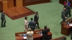 港特首立法會宣讀施政報告遇阻 民主派促林鄭下台 追究警暴