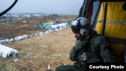 2013年11月14日，美國海軍一架直升機向菲律賓塔克洛班市災區投擲救濟物資。 （美國海軍提供）
