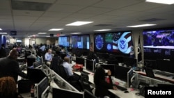 美国国土安全部选举安全工作人员在维吉尼亚州阿亚历克山大市的国家网络安全与通讯联合中心监督2018年11月6号美国各地大选情况