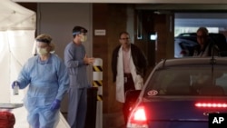 美國西雅圖一家醫院的護士在進行路邊病毒檢測