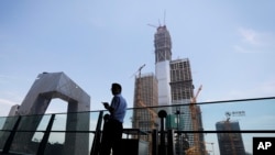 资料照：北京的中央电视台（CCTV）总部和旁边一座在建大楼。