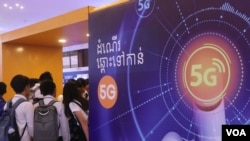 十多名柬埔寨高中生3月15日挤在柬埔寨电信公司手机卡（Cellcard）的展台前。