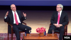 美国前财政部长保尔森和澳大利亚前总理陆克文（右侧）在纽约对话（2014年9月12日，美国之音视频截图）