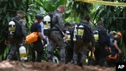 救援被困泰國少年足球隊的人員準備進入溶洞內