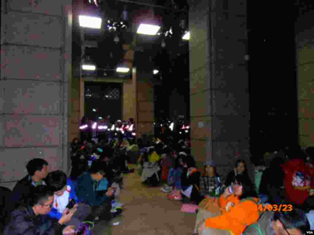 3月23日晚台灣行政院正門地帶的抗議學生 (美國之音申華拍攝)