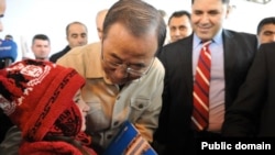 潘基文慰問難民營內兒童