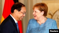 德國總理默克爾在梅塞堡接見中國駐德國大使史明德。 （2018年7月6日）