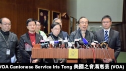 泛民會議召集人何秀蘭(左三)、公民黨黨魁梁家傑(右二)與多名泛民議員會見傳媒 (攝影﹕美國之音湯惠芸)