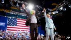 美國民主黨正副總統參選人希拉里·克林頓和蒂姆·凱恩參加在佛羅里達國際大學舉行的競選大會（2016年7月23日）