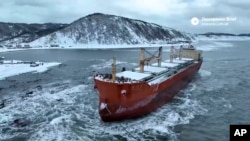 俄羅斯薩哈林州長利馬連科2025年2月10日在電報上發佈的照片​​顯示，一艘中國貨船在俄羅斯遠東地區薩哈林島西南海岸擱淺。