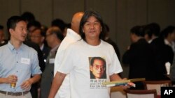 香港立法会议员梁国雄身穿带有刘晓波像的短袖衫（2013年7月16日）