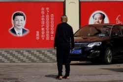 资料照：马路边习近平和毛泽东的宣传墙