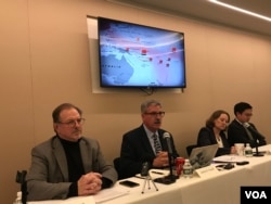 前美国海军上校情报官法内尔（左2）2019年12月9日在华盛顿全球台湾研究中心介绍中国在太平洋外交作为。（美国之音锺辰芳拍摄）