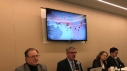 前美国海军上校情报官法内尔（左2）2019年12月9日在华盛顿全球台湾研究中心介绍中国在太平洋外交作为（美国之音锺辰芳拍摄）