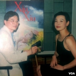 在影片《天浴》的海报前面，演员陈冲接受美国之音采访，陈冲说她当年在走红中国的时候到美国好莱坞发展，被国人视为背叛。（美国之音拍摄）