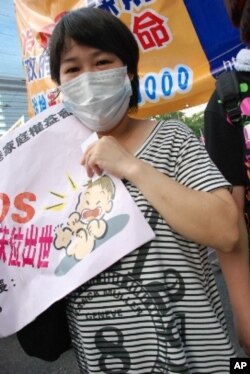 港人大陸懷孕妻子邱女士，參加今年的香港七一大遊行，爭取分娩床位