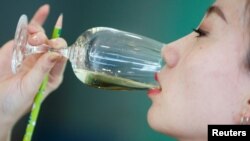 2018年4月14日，北京的一場葡萄酒研討會上，一位中國女士品嘗葡萄酒。