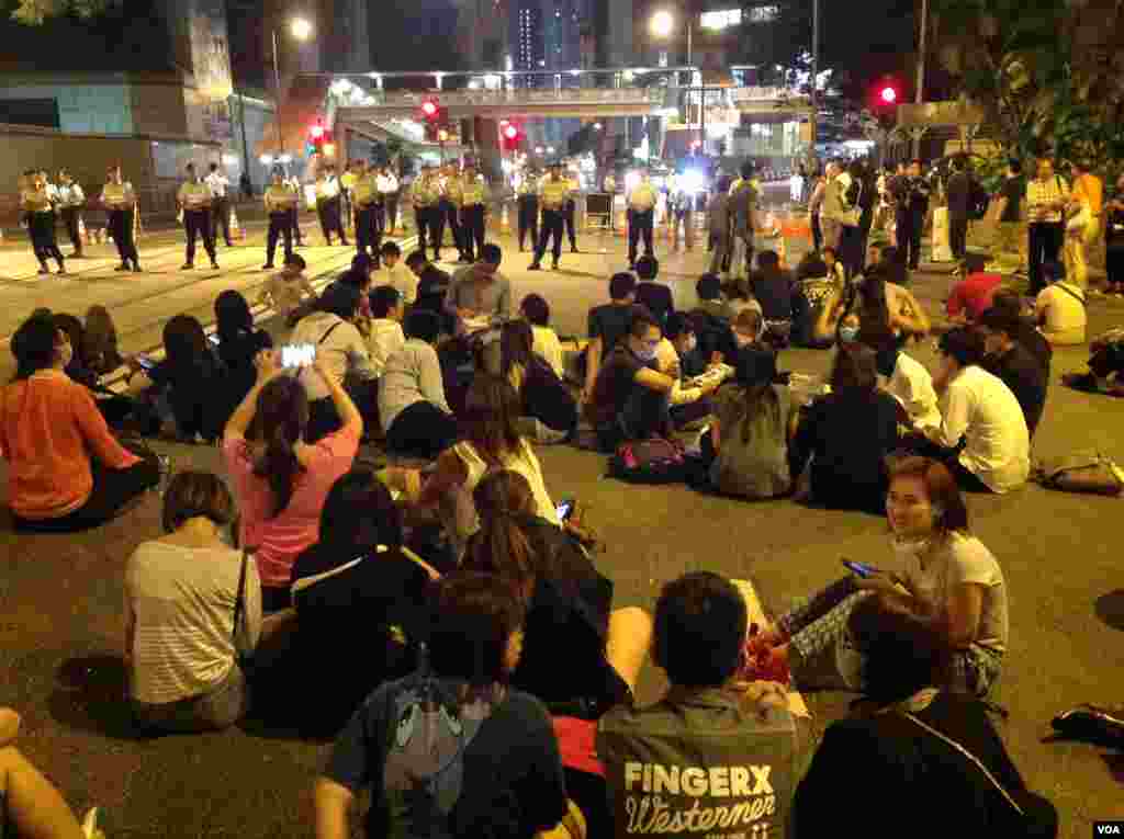 占领人士星期一晚在金钟道上架设和加固路障 (美国之音海彦拍摄)