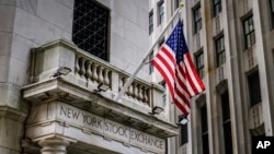 美國國旗飄揚在紐約證券交易所的側門。 (2023年7月18日)