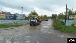 普京执政期间虽然原油价格曾高涨，但俄罗斯各地，尤其是边境地区基础设施衰败。离莫斯科大约90公里远的莫斯科州主要城市谢尔普霍夫市的道路。