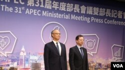 台湾行政院政务委员邓振中（左）与台湾国家发展委员会主任委员龚明鑫（右）将代表出席APEC年度部长会议。（美国之音记者李玟仪摄）