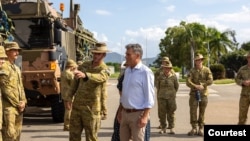 澳大利亞與巴布亞新畿內亞尋求談判並簽署整體防禦條約，深化彼此軍隊的融合，並使其更容易提供安全支援。圖為澳大利亞國防部長馬爾斯巡視國防軍救災工作。 (取自馬爾斯臉書)