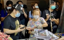 有市民一次过购买超过10份苹果日报“停刊号” (美国之音/汤惠芸)