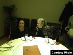 高瑜和在六四镇压中痛失爱子的丁子霖(2013年5.6月间，廖家安拍摄)