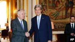 美國國務卿克里與法國外長在記者面前握