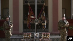 士兵在阿富汗喀布爾北約領導的堅定支持特派團總部站崗 （資料照片）