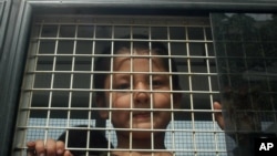 一名维吾尔族男孩在泰国南部宋卡府的一辆警车里。（2014年3月15日）